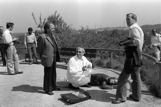 Foto: Willy Semmelrogge, Burkhard Driest (liegend) und Hansjörg Felmy bei Dreharbeiten zum Tatort "Schußfahrt", Essen 1979 (Marga Kingler /Fotoarchiv Ruhr Museum)