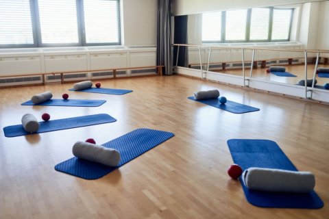 Foto: Peter Gwiazda / VHS Essen Ein Halbkreis aus Yogamatten im Bewegungsraum der VHS Essen.
