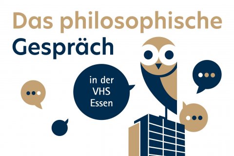 Das philosophische Gespräch in der VHS Essen Oben auf dem Bild ist der Text "Das philosophische Gespräch" prominent zu sehen. Unter diesem Text befindet sich eine Illustration einer Eule, die auf einem Gebäude sitzt. Die Eule ist mit großen, kreisförmigen Augen und einem Schnabel stilisiert und befindet sich auf der rechten Seite des Bildes. Um die Eule herum befinden sich mehrere Sprechblasen, die jeweils drei Punkte enthalten, die ein Gespräch oder einen Dialog anzeigen. Eine der Sprechblasen, die sich links neben der Eule befindet, enthält den Text "in der VHS Essen", der auf einen Ort oder Veranstaltungsort hinweist. Das Gebäude unter der Eule ist mit einem gitterartigen Muster dargestellt, das Fenster oder Stockwerke darstellt.