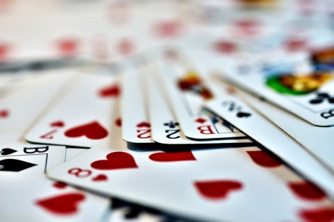 Foto: Joanna Grzybowska / shutterstock ausgebreitete Spielkarten