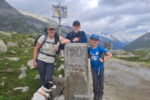 Natalie Dickmann mit Familie, Foto: privat Die Dozentin mit Sohn und Ehemann an einem Grenzstein nach Italien in den Alpen.
