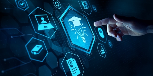 Eine Hand zeigt auf ein hexagonales Symbol mit einer Glühbirne und einem Doktorhut, das für Innovation und Bildung steht. Um das zentrale Symbol herum sind weitere hexagonale Symbole angeordnet, die verschiedene Technologien und Dokumente darstellen. Die Szene ist in Blautönen gehalten und vermittelt ein futuristisches, technologisches Ambiente.