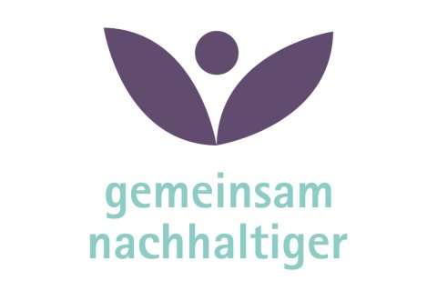 Ein minimalistisches Logo: Eine violette Figur mit erhobenen Armen, die zugleich zwei Blätter bilden. Darunter steht in hellgrüner Schrift „gemeinsam nachhaltiger“