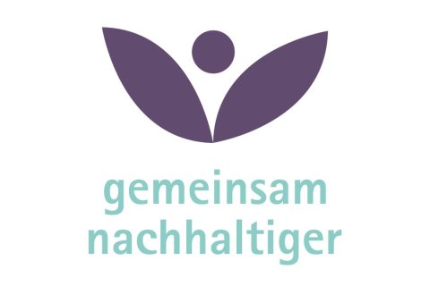 Signet der VHS Essen f&uuml;r die Themenreihe &bdquo;gemeinsam nachhaltiger&ldquo;. Oben eine violette Bildmarke: Zwei geschwungene Blattformen &ouml;ffnen sich wie ausgebreitete Arme nach oben, dazwischen ein Kreis als Kopf; die Form erinnert an eine Pflanze und zugleich an eine menschliche Figur. Darunter in zwei Zeilen der mintgr&uuml;ne Schriftzug &bdquo;gemeinsam nachhaltiger&ldquo; in kleingeschriebener, serifenloser Schrift auf wei&szlig;em Grund.
