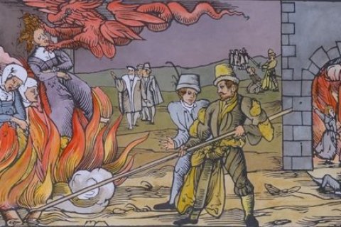 Figuren und Elementen. Auf der linken Seite sind zwei Personen in historischer Kleidung zu sehen, die inmitten von Flammen stehen. Eine Person scheint eine andere Person in den H&auml;nden zu halten, die vom Feuer verschlungen wird. &Uuml;ber ihnen ist eine rote, drachen&auml;hnliche Gestalt zu sehen, die scheinbar aus den Flammen auftaucht.
In der Bildmitte unterhalten sich zwei M&auml;nner. Einer tr&auml;gt ein wei&szlig;es Outfit und einen Hut, w&auml;hrend der andere in gelber und brauner Kleidung gekleidet ist und eine lange Stange oder einen Speer in der Hand h&auml;lt. Sie sind vor einer Steinstruktur positioniert, die auf der rechten Seite des Bildes teilweise sichtbar ist.
Auf der rechten Seite, im Inneren des Steinbaus, steht eine weitere Person, m&ouml;glicherweise ein M&ouml;nch oder eine religi&ouml;se Figur, in der N&auml;he eines Feuers. Diese Person tr&auml;gt einen Bademantel und eine Kapuze und scheint sich um die Flammen zu k&uuml;mmern.
Im Hintergrund sind mehrere weitere Figuren zu sehen, die in &auml;hnlicher historischer Kleidung gekleidet sind und auf einem Feld stehen oder gehen. Die Szene deutet auf eine Versammlung oder ein Ereignis hin, an dem verschiedene Personen beteiligt sind.