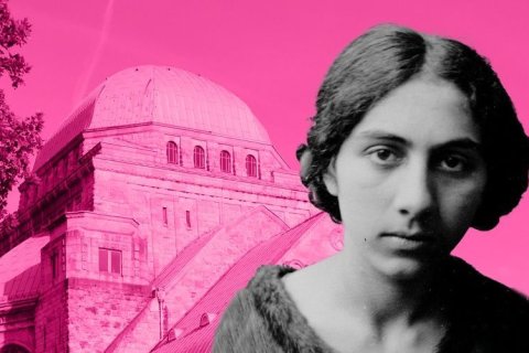 Collage in kr&auml;ftigem Pink. Rechts ein historisches Schwarz-Wei&szlig;-Portr&auml;t einer jungen Frau mit dunklem, in der Mitte gescheiteltem Haar, das seitlich gewellt anliegt. Sie blickt ernst und direkt in die Kamera, die Schultern in einen groben Strickstoff geh&uuml;llt. Links dahinter erhebt sich die Alte Synagoge Essen mit ihrer m&auml;chtigen Kuppel und Rundbogenfenstern, komplett magenta eingef&auml;rbt. An den Bildr&auml;ndern ragen dunkle Bl&auml;tter von B&auml;umen ins Bild.