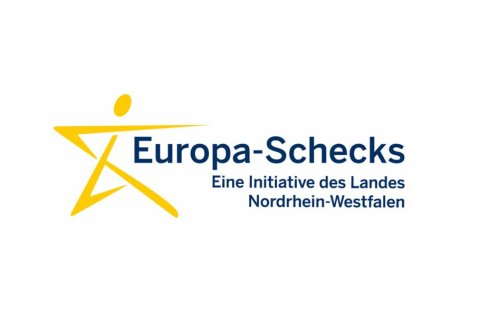 Auf hellem Hintergrund steht links ein stilisiertes, gelbes Strichm&auml;nnchen in Bewegung, abstrahiert und dynamisch gezeichnet. Rechts daneben der Schriftzug &bdquo;Europa-Schecks&ldquo; in dunkelblauer, klarer Typografie. Darunter, etwas kleiner, der Zusatz &bdquo;Eine Initiative des Landes Nordrhein-Westfalen&ldquo;. Das Gesamtbild wirkt modern, sachlich und auf F&ouml;rderung sowie europ&auml;ische Themen ausgerichtet.