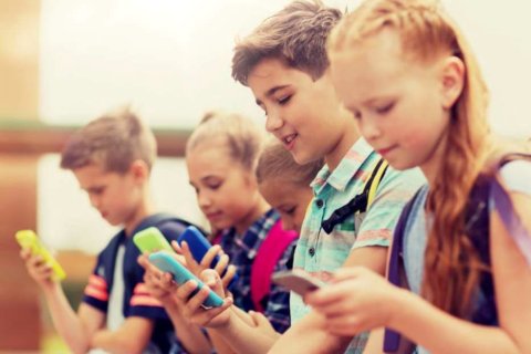 Kinder am Smartphone
