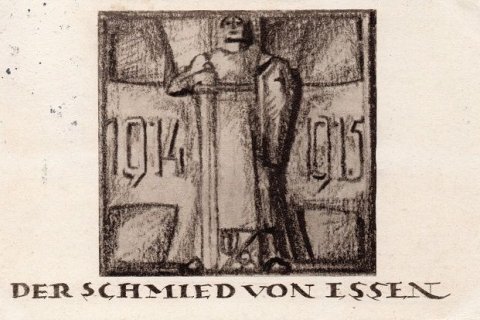 Das Bild zeigt eine stilisierte Zeichnung einer aufrecht stehenden Figur, die einen großen Hammer oder ein Werkzeug vor sich hält. Die Figur ist mittig in einem quadratischen Rahmen positioniert. Die Jahreszahlen "1914" und "1915" sind auf beiden Seiten der Figur eingraviert, links "1914" und rechts "1915". Unter dem Bild steht der Text "DER SCHMIED VON ESSEN", was übersetzt "Der Schmied von Essen" bedeutet. Die Figur scheint ein langes Gewand, möglicherweise eine Schürze, zu tragen und hat einen robusten, muskulösen Körperbau. Der Hintergrund innerhalb des quadratischen Rahmens ist schattiert, was einen Kontrast zur Figur und den Inschriften bildet.
