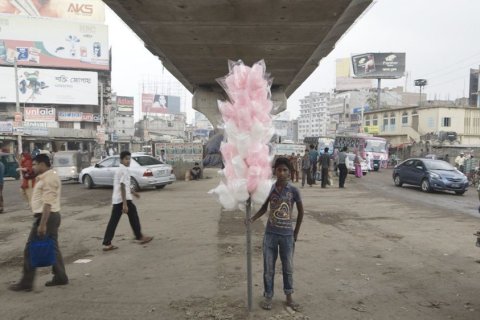 Straßenszene aus Bangladesh im Film "The Scale", Foto: Adam Morris Philp