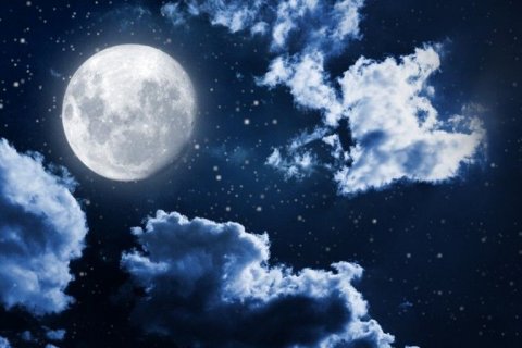 Mond am Nachthimmel mit Wolken