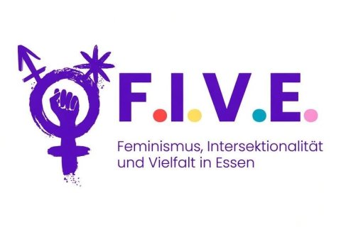 Logo auf wei&szlig;em Grund. Links ein violettes Symbol aus groben Pinselstrichen: ein Kreis mit Pfeil nach oben links, Stern nach oben rechts und Kreuz nach unten, im Kreis eine erhobene Faust. Rechts in violetten Gro&szlig;buchstaben &bdquo;F.I.V.E.&ldquo;, die Punkte zwischen den Buchstaben sind farbige Kreise in Rot, Gelb, T&uuml;rkis und Rosa. Darunter in kleinerer violetter Schrift: &bdquo;Feminismus, Intersektionalit&auml;t und Vielfalt in Essen&ldquo;.