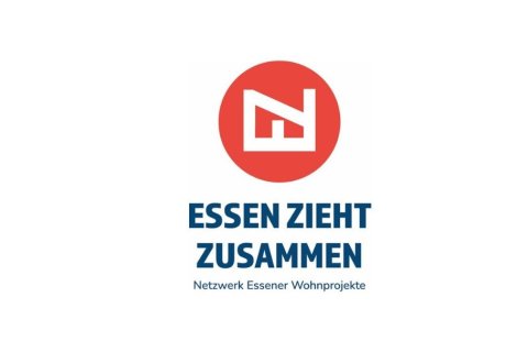 Logo auf wei&szlig;em Grund. Oben ein roter Kreis, darin eine wei&szlig;e, kantige Grafik aus ineinandergreifenden Geb&auml;udeformen mit Giebeln und Dachlinien. Darunter in dunkelblauen Gro&szlig;buchstaben der Schriftzug &bdquo;ESSEN ZIEHT ZUSAMMEN", in kleinerer Schrift &bdquo;Netzwerk Essener Wohnprojekte". Kr&auml;ftiges Rot und Blau, klare Fl&auml;chen ohne Verl&auml;ufe.